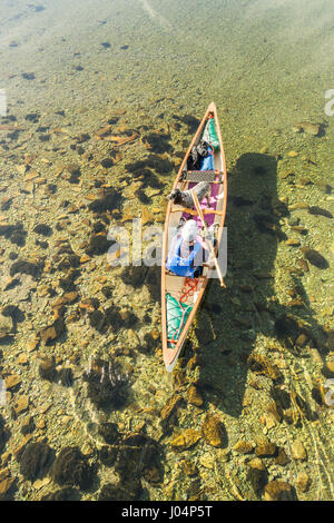 Canoa canoa nel distretto del lago, England, Regno Unito - Vista aerea di un uomo e il suo cane conoeing sul fiume Derwent, Derwentwater Foto Stock