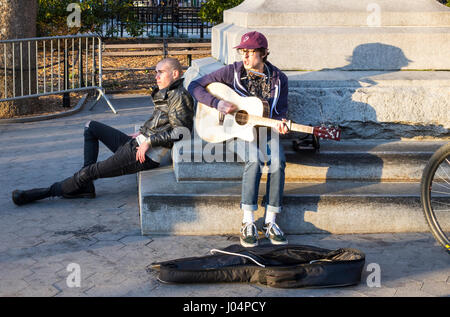 Giovane Bob Dylan imitator busker divertente a Washington Square Park a Greenwich Village, New York City Foto Stock