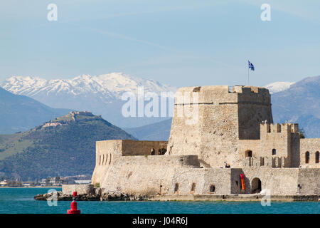 Castello Veneziano Fortaleza de Bourtzi si trova su un isola al largo della costa di Naplion con le montagne sullo sfondo in Argolide, Grecia Foto Stock