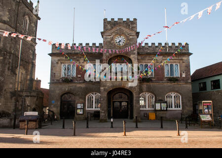 Shaftesbury, England, Regno Unito - 28 Giugno 2012: Bunting decora la pietra a corona municipio di Shaftesbury in Dorset durante la regina Elisabetta per il Giubileo Foto Stock