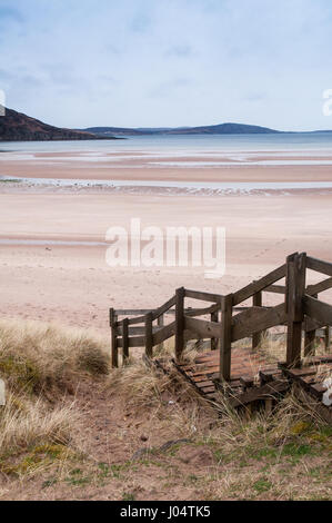 Passerella in legno passi attraversare le dune di sabbia e conducono giù alla spiaggia di Gruinard Bay nel remoto nord ovest Highlands della Scozia. Foto Stock