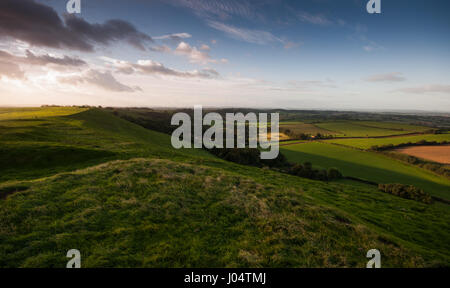 Sunrise over Corton Denham village e Corton Beacon Hill, sul paesaggio agricolo del South Somerset. Foto Stock