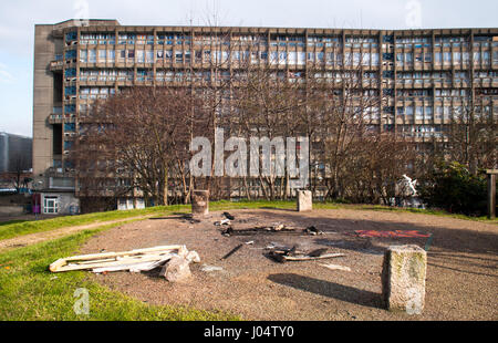 London, England, Regno Unito - 17 Febbraio 2013: Consiglio Brutalist caseggiati in Robin Hood Gardens consiglio station wagon, ora previsto per la demolizione. Foto Stock
