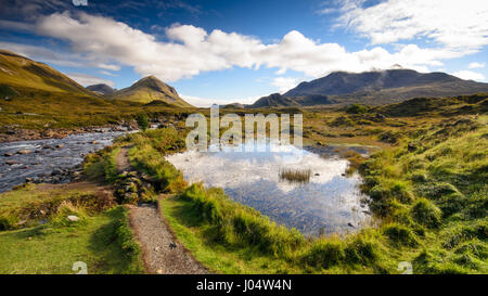 Il ruscello di montagna a Sligachan che fluisce dalla Red Cuillin Hills di Scozia Isola di Skye. Foto Stock