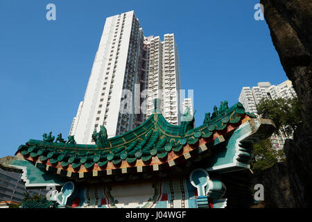 Stili di contrasto degli edifici al Wong Tai Sin Temple, Hong Kong. Foto Stock