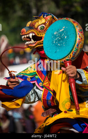 WANGDUE PHODRANG, Bhutan - circa ottobre 2014: Maschera attore balli durante il Festival Tshechu inl Bhutan Foto Stock