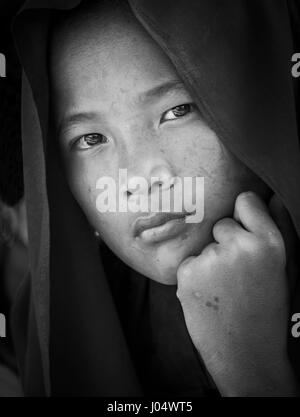 WANGDUE PHODRANG, Bhutan - circa ottobre 2014: Ritratto di giovane monaco guardando la fotocamera in Bhutan Foto Stock