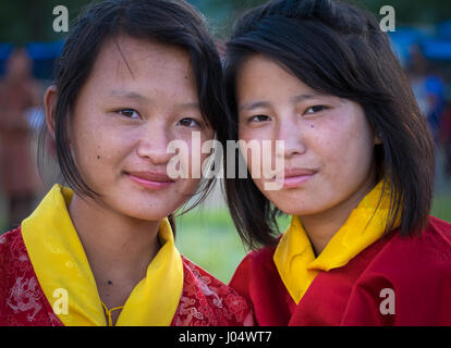 WANGDUE PHODRANG, Bhutan - circa ottobre 2014: Ritratto di giovani ragazze bhutanesi guardando la fotocamera in Bhutan Foto Stock