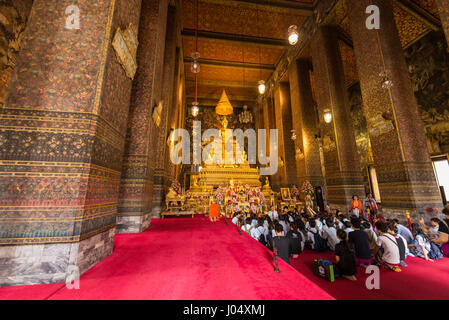 Studenti locali in Wat Pho, Bangkok, Thailandia, in Asia. Foto Stock