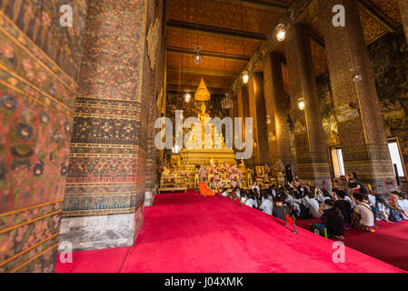 Studenti locali in Wat Pho, Bangkok, Thailandia, in Asia. Foto Stock