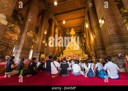 Studenti locali in Wat Pho, Bangkok, Thailandia, in Asia. Foto Stock