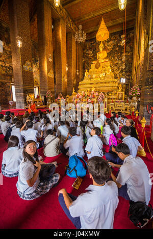 Studenti locali in Wat Pho, Bangkok, Thailandia, in Asia. Foto Stock