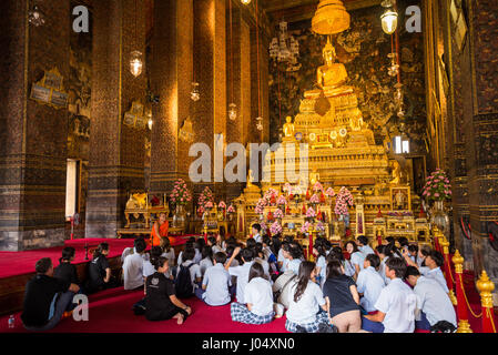 Studenti locali in Wat Pho, Bangkok, Thailandia, in Asia. Foto Stock