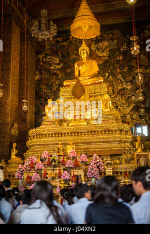 Studenti locali in Wat Pho, Bangkok, Thailandia, in Asia. Foto Stock