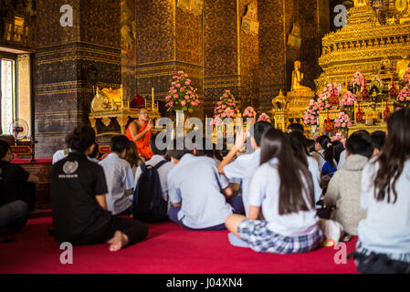 Studenti locali in Wat Pho, Bangkok, Thailandia, in Asia. Foto Stock