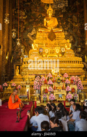 Studenti locali in Wat Pho, Bangkok, Thailandia, in Asia. Foto Stock