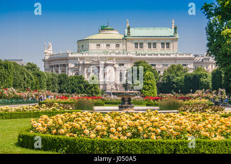 Bellissima vista del famoso Volksgarten (Persone giardino) parco pubblico con la sua storica Burgtheater in background in estate, Vienna, Austria Foto Stock