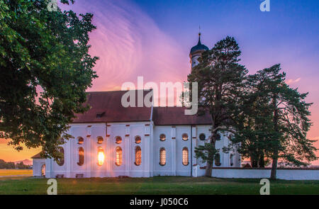 Vista panoramica della famosa cattedrale di San Coloman chiesa vicino a Fussen in bella luce della sera al tramonto in estate, Schwangau, Baviera, Germania Foto Stock