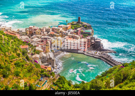 Bellissima vista di Vernazza, uno dei cinque famosi villaggi di pescatori delle Cinque Terre, Liguria, Italia Foto Stock