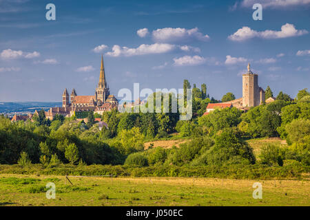 Città storica di Autun con la famosa cattedrale di Saint-Lazare d'Autun sulla sommità di una collina nella luce della sera al tramonto, Saône-et-Loire, Borgogna, Francia Foto Stock