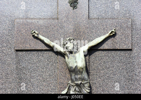 La statua di rame di Gesù Cristo su una lapide Foto Stock