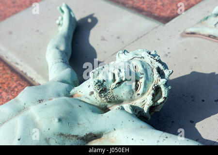 La statua di rame di Gesù Cristo su una lapide Foto Stock