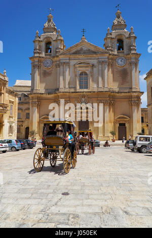 MDINA, Malta - 29 luglio 2015: il turista carrozza sulla piazza San Paolo di fronte alla Cattedrale di San Paolo a Mdina, Malta. Foto Stock