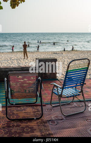 La popolazione locale sulla spiaggia del villaggio Keb, Cambogia, in Asia. Foto Stock