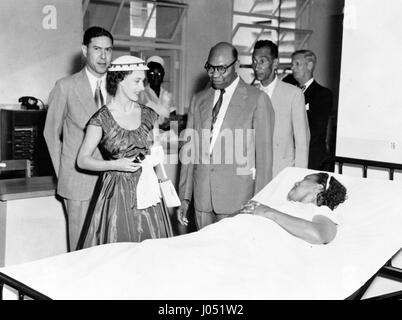 La principessa Margaret parla allegramente con un paziente in su elf pupilli dopo che aveva aperto il nuovo Morant Bay ospedale in Giamaica. Foto Stock