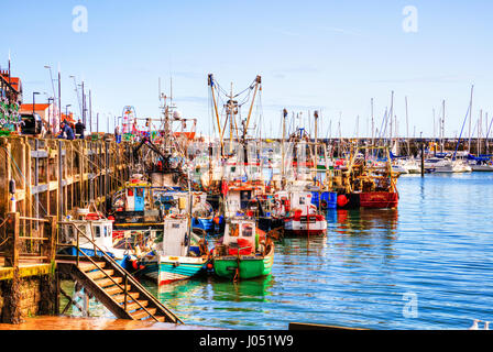 Scarborough Harbour barche da pesca barche da pesca a Scarborough Harbour Porto barche ormeggiate barche da pesca nel porto della città di Scarborough Regno Unito Inghilterra Foto Stock