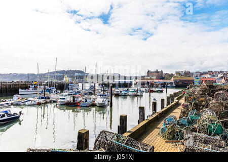 Scarborough Harbour barche da pesca barche da pesca a Scarborough Harbour Porto barche ormeggiate barche da pesca nel porto della città di Scarborough Regno Unito Inghilterra Foto Stock