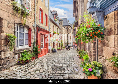 Bellissima vista panoramica stretto vicolo storico con case tradizionali e strada di ciottoli in una vecchia città in Europa con il cielo blu e nuvole in estate Foto Stock