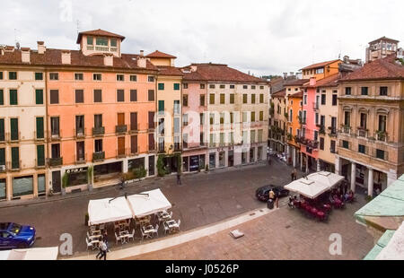 Vicenza, Italia - 15 maggio 2016: il centro storico della città. Vista superiore della Piazza delle Erbe. Foto Stock