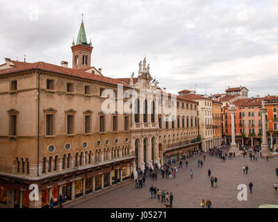 Vicenza, Italia - 15 maggio 2016: Piazza dei Signori è la piazza principale del centro storico di Vicenza. Originariamente un foro romano e la piazza del mercato, la Foto Stock