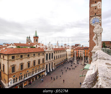 Vicenza, Italia - 15 maggio 2016: armo statue sulla terrazza della Basilica Palladiana Foto Stock