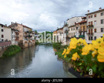 Vicenza, Italia - 15 maggio 2016: Canale fiume navigabile con case a bordo Foto Stock