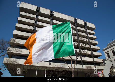 La bandiera irlandese di fronte la banca centrale nella città di Dublino, Irlanda. Foto Stock