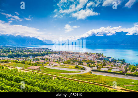 Antenna vista panoramica della città di Vevey sul Lago di Ginevra con vigneti del famoso vino Lavaux regione su di una bella giornata di sole in estate, Svizzera Foto Stock