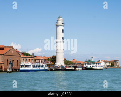 Murano, Italia - 17 Maggio 2016: Lighthouse vicino al molo dell'isola di Murano Foto Stock