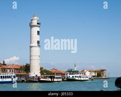 Murano, Italia - 17 Maggio 2016: Lighthouse vicino al molo dell'isola di Murano Foto Stock