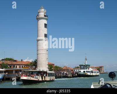 Murano, Italia - 17 Maggio 2016: Lighthouse vicino al molo dell'isola di Murano Foto Stock