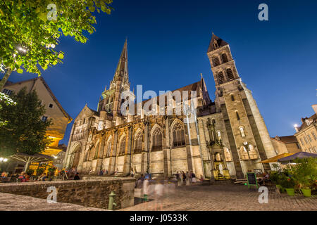 Città storica di Autun con la famosa cattedrale di Saint-Lazare d'Autun illuminato nel bellissimo twilight durante ore Blu al tramonto, Saône-et-Loire, Francia Foto Stock