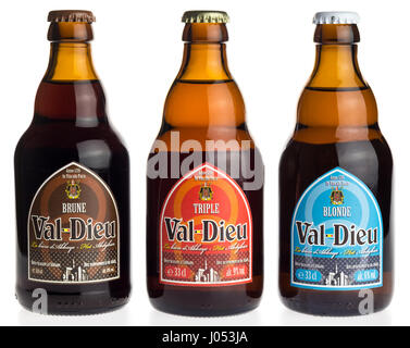 Bottiglia di Val belga Dieu Brune, Triple e birra bionda isolato su uno sfondo bianco Foto Stock