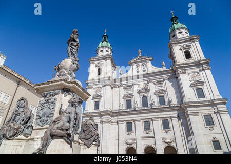 Classic ampio angolo di vista del celebre storico Duomo di Salisburgo con la famosa Maria Immacolata (Immacolata) scultura alla Domplatz square in estate Foto Stock