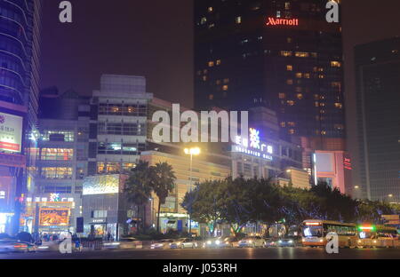 Strada di Tianhe downtown cityscape di Guangzhou in Cina. Foto Stock