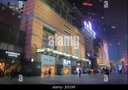 La gente visita Grandview mall in Guangzhou in Cina. Grandview mall è un moderno centro commerciale per lo shopping nel centro di Guangzhou. Foto Stock