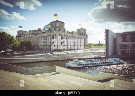 Vista panoramica di Berlino quartiere governativo con escursione in barca sul fiume Spree passando famoso edificio del Reichstag e Paul Lobe Haus in una giornata di sole Foto Stock