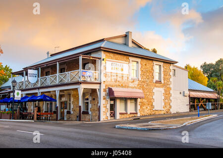 Hahndorf, South Australia - Aprile 9, 2017: Tedesco Arms Hotel di Hahndorf in Adelaide Hills area con caffè durante la stagione autunnale dopo la pioggia Foto Stock