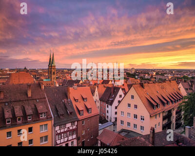 Vista panoramica del centro storico della città di Norimberga illuminata a beautiful Golden luce della sera con drammatica nuvole al tramonto in estate, Germania Foto Stock