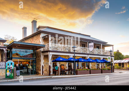 Hahndorf, South Australia - Aprile 9, 2017: Tedesco Arms Hotel di Hahndorf in Adelaide Hills area con caffè durante la stagione autunnale dopo la pioggia Foto Stock